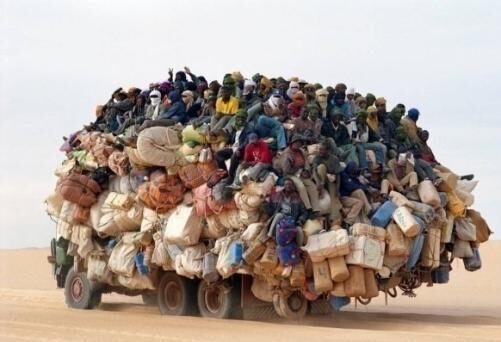 immigrati_deserto-7043599