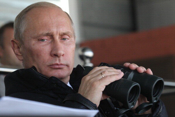 putin-views-russian-arms-on-display-at-expo