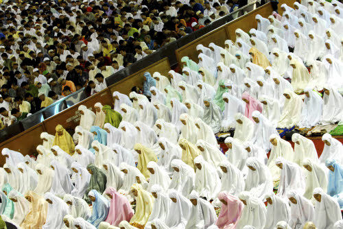 musulmani-in-preghiera-per-il-ramadan